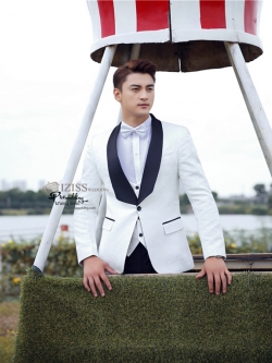 ST115- **พรีออเดอร์**สูทแฟนซีผู้ชายสีขาวเนื้อนูนลายดอกไม้ พร้อมกั๊กและกางเกง ชุดสูทเจ้าบ่าว สูทแฟนซี ถ่ายพรีเวดดิ้ง & ชุดแต่งงานแฟนซี (Fancy wedding dress) สูทผู้ชายสีขาวดำ