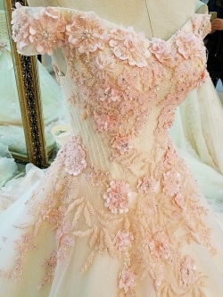 BRL078 **พรีออเดอร์**ชุดแต่งงานสีส้มหรูหราประดับดอกไม้ผสมเพชรและคริสตัล สวยงามดุจเจ้าหญิง