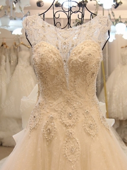 BRL010 **พรีออเดอร์**ชุดแต่งงานหรูหราประดับดอกไม้ผสมเพชรและคริสตัล สวยงามดุจเจ้าหญิง