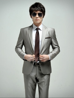 ST044- **พรีออเดอร์**สูทผู้ชายสีเทาเงินแขนยาว พร้อมกางเกงสีขาว ชุดสูทเจ้าบ่าว สูทแฟนซี ถ่ายพรีเวดดิ้ง & ชุดแต่งงานแฟนซี (Fancy wedding dress) สูทผู้ชายสีเทาเงิน