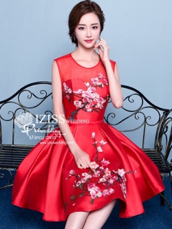 PW542-**พรีออเดอร์มีสีแดงกับสีแดงไวน์ค่ะ** ชุดกี่เพ้าสั้นสีแดงประดับลายดอกซากุระ ชุดยกน้ำชา ชุดคู่ถ่ายพรีเวดดิ้ง (prewedding dress) & ชุดแต่งงานแฟนซี (Fancy wedding dress)ชายหญิง "ธีมสีแดง"