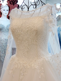 BRL038 **พรีออเดอร์**ชุดแต่งงานหรูหราประดับดอกไม้ผสมเพชรและคริสตัล สวยงามดุจเจ้าหญิง