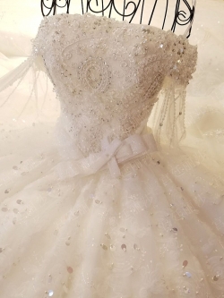 BRL030 **พรีออเดอร์**ชุดแต่งงานหรูหราประดับดอกไม้ผสมเพชรและคริสตัล สวยงามดุจเจ้าหญิง