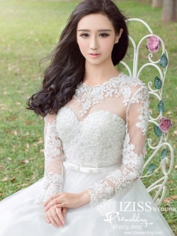 ฺBRL004 **พรีออเดอร์**ชุดแต่งงานสีขาวแขนยาวซีทรูช่วงอกสวยหวาน ประดับลูกไม้ลวดลายหรูหรา พร้อมเข็มขัดรูปโบว์ ต่อด้วยกระโปรงบานฟรุ้งฟริ้ง สวยงามดุจเจ้าหญิง