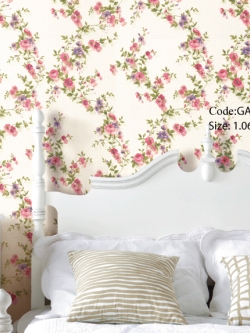 วอลเปเปอร์ลายดอกไม้เลื้อยดอกชมพูฟ้าใบเขียวพื้นสีขาวอมทอง GAR3-B35W
