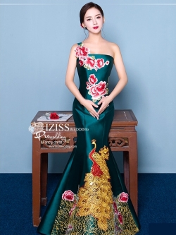 PW502 - **พรีออเดอร์** ชุดกี่เพ้าสีเขียวเข้มไหล่เฉียงประดับดอกไม้ ชุดยกน้ำชา ชุดคู่ถ่ายพรีเวดดิ้ง (prewedding dress) & ชุดแต่งงานแฟนซี (Fancy wedding dress)ชายหญิง "ธีมสีเขียวเข้ม"