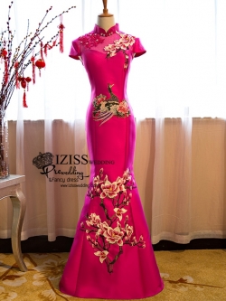 PW505 - **พรีออเดอร์**ชุดกี่เพ้าสีชมพูแขนสั้นติดลายดอกไม้และนกยูง ช่วงคอตกแต่งเพชรสวย หรูไฮโซมากๆค่ะ ชุดยกน้ำชา ชุดคู่ถ่ายพรีเวดดิ้ง (prewedding dress) & ชุดแต่งงานแฟนซี "ธีมสีชมพู"