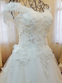 BRL018 **พรีออเดอร์**ชุดแต่งงานหรูหราประดับดอกไม้ผสมเพชรและคริสตัล สวยงามดุจเจ้าหญิง