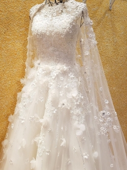 BRL031 **พรีออเดอร์**ชุดแต่งงานหรูหราประดับดอกไม้ผสมเพชรและคริสตัล สวยงามดุจเจ้าหญิง