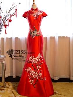 PW507 - **พรีออเดอร์** ชุดกี่เพ้าสีแดงเปิดไหล่ ชุดยกน้ำชา ชุดคู่ถ่ายพรีเวดดิ้ง (prewedding dress) & ชุดแต่งงานแฟนซี (Fancy wedding dress)ชายหญิง "ธีมสีแดง"