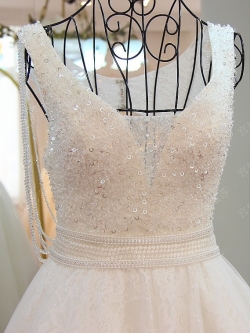 BRL016 **พรีออเดอร์**ชุดแต่งงานหรูหราประดับดอกไม้ผสมเพชรและคริสตัล สวยงามดุจเจ้าหญิง