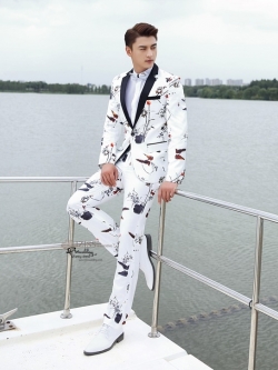 ST103- **พรีออเดอร์**สูทแฟนซีผู้ชายสีขาวลายปลาผสมดอกไม้และนก ตัดปกสีดำ พร้อมกางเกง ชุดสูทเจ้าบ่าว สูทแฟนซี ถ่ายพรีเวดดิ้ง & ชุดแต่งงานแฟนซี (Fancy wedding dress) สูทผู้ชายสีขาวลายปลาทองผสมดอกไม้