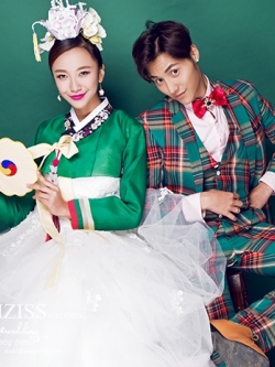 PW368 - **พรีออเดอร์เช่า 4,500 ชุดฮันบกเกาหลีทั้งเซ็ทค่ะ** ชุดคู่ถ่ายพรีเวดดิ้ง (prewedding dress) & ชุดแต่งงานแฟนซี (Fancy wedding dress)ชายหญิง "ธีมสีเขียวเข้ม-ลายสก็อต"