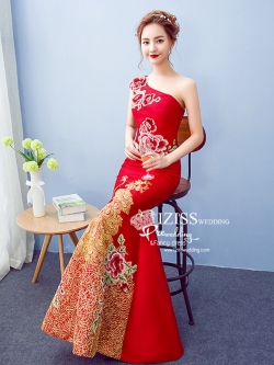 PW504 - **พรีออเดอร์** ชุดกี่เพ้าสีแดงไหล่เฉียงประดับดอกไม้ ชุดยกน้ำชา ชุดคู่ถ่ายพรีเวดดิ้ง (prewedding dress) & ชุดแต่งงานแฟนซี (Fancy wedding dress)ชายหญิง "ธีมสีแดง"