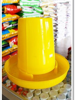 ถังอาหารไก่กลาง สีเหลือง 4 กก.