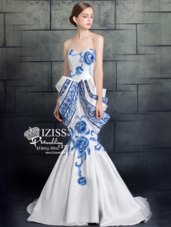 PW538-**พรีออเดอร์มีสีสีขาวลายน้ำเงินกับสีแดงค่ะ** ชุดกี่เพ้าสีขาวลายดอกไม้สีน้ำเงิน ชุดยกน้ำชา ชุดคู่ถ่ายพรีเวดดิ้ง (prewedding dress) & ชุดแต่งงานแฟนซี (Fancy wedding dress)ชายหญิง "ธีมสีขาวลายน้ำเงิน"