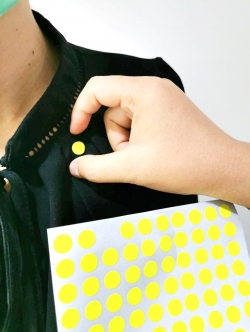 สติ๊กเกอร์สีกลมๆ ติดหน้าอก สำหรับงานคัดแยก