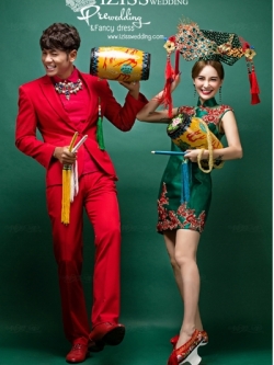PW375 - **พรีออเดอร์** ชุดกี่เพ้าสีเขียว ชุดคู่ถ่ายพรีเวดดิ้ง (prewedding dress) & ชุดแต่งงานแฟนซี (Fancy wedding dress)ชายหญิง "ธีมสีเขียว-แดง"