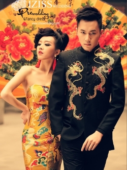 PW313 - **พร้อมส่งเฉพาะชุดผู้ชายค่ะ** ชุดคู่ถ่ายพรีเวดดิ้งสไตล์จีน (prewedding dress) ชุดกี่เพ้าสีเหลือง & ชุดแต่งงานแฟนซี (Fancy wedding dress)ชายหญิง "ธีมกี่เพ้าสีเหลือง-ดำ"