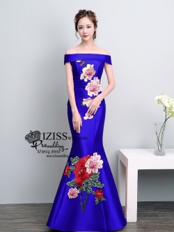 PW524 - **พรีออเดอร์ค่ะ** ชุดกี่เพ้าสีน้ำเงินเปิดไหล่ ชุดยกน้ำชา ชุดคู่ถ่ายพรีเวดดิ้ง (prewedding dress) & ชุดแต่งงานแฟนซี (Fancy wedding dress)ชายหญิง "ธีมสีน้ำเงิน"