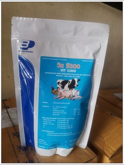 วิต ซี300 (VIT C300) วิตามินซี สารผสมล่วงหน้า สำหรับ สัตว์น้ำ ปลา ไก่เนื้อและไก่ไข่ สุกร ทุกขนาดอายุ โคแรกเกิด บรรจุ 1 กก.