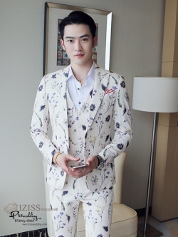 ST120- **พรีออเดอร์**สูทแฟนซีผู้ชายสีขาวลายดอกเยอบีร่า แขนยาว พร้อมกางเกง ชุดสูทเจ้าบ่าว สูทแฟนซี ถ่ายพรีเวดดิ้ง & ชุดแต่งงานแฟนซี (Fancy wedding dress) สูทผู้ชายสีขาวดอกเยอบีร่า