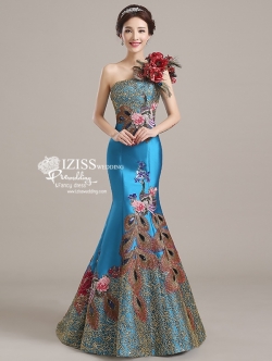 PW508 - **พรีออเดอร์**ชุดกี่เพ้าสีฟ้าไหล่เฉียงติดดอกไม้ ตกแต่งดิ้นทองและลายปักนกยูงสวย หรูไฮโซมากๆค่ะ ชุดยกน้ำชา ชุดคู่ถ่ายพรีเวดดิ้ง (prewedding dress) & ชุดแต่งงานแฟนซี "ธีมสีฟ้า"