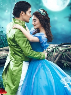 PW310 - **พรีออเดอร์ค่ะ** ชุดคู่ถ่ายพรีเวดดิ้ง (prewedding dress) & ชุดแต่งงานแฟนซี (Fancy wedding dress)ชายหญิง "ธีมสีเจ้าหญิงสีน้ำเงิน-เจ้าชายชุดสีเขียว"