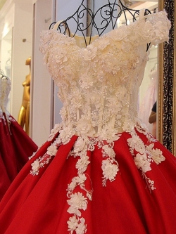 BRL079 **พรีออเดอร์**ชุดแต่งงานสีแดงหรูหราประดับดอกไม้ผสมเพชรและคริสตัล สวยงามดุจเจ้าหญิง