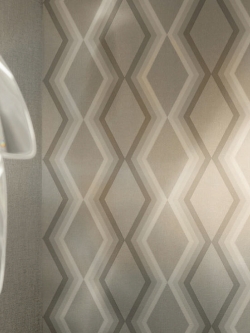 วอลเปเปอร์ ลายกราฟฟิค ซิกแซก เทาอ่อน (Modern Style) DHT-M19