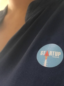 สติ๊กเกอร์ติดหน้าอกเสื้อ เข้างานอีเวนท์ งานประชุมสัมนา งานแฟร์แสดงสินค้า