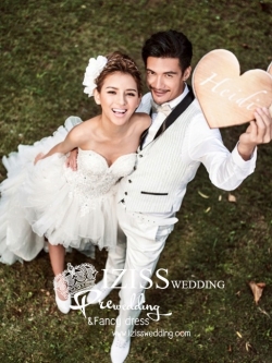 PW105 - **พร้อมส่งทั้งเซ็ท**ชุดคู่ถ่ายพรีเวดดิ้ง (prewedding dress) & ชุดแต่งงานแฟนซี (Fancy wedding dress)ชายหญิง "ธีมสีขาว"