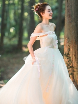 PW477-**พรีออเดอร์**ชุดแต่งงานเดรสสีขาวครีม ชุดยกน้ำชา ชุดถ่ายพรีเวดดิ้ง (prewedding dress) & ชุดแต่งงานแฟนซี (Fancy wedding dress) "ธีมสีขาวครีม"