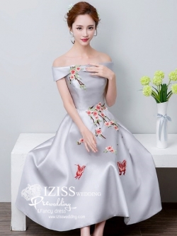 PW498 - **พรีออเดอร์** ชุดจีนกี่เพ้าสีเทาเงินกระโปรงบาน ไหล่ปาดประดับดอกซากุระ สวยหรู ชุดยกน้ำเงิน ชุดคู่ถ่ายพรีเวดดิ้ง (prewedding dress) & ชุดแต่งงานแฟนซี (Fancy wedding dress)หญิง "ธีมสีเทาเงิน"