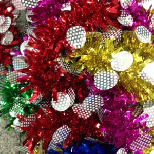 สายรุ้ง พู่ประดับ และป้ายสวัสดีปีใหม่