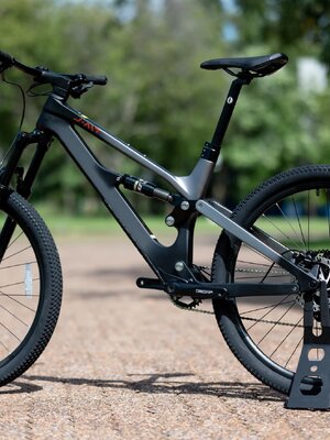 JAVA : 𝗦𝗔𝗟𝗧𝗔𝗙𝗢𝗦𝗦𝗜 𝗖𝗮𝗿𝗯𝗼𝗻 จักรยานเสือภูเขา Full-Suspension เฟรมคาร์บอน เกียร์ Shimano Deore 12 สปีด ดิสน้ำมัน