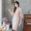 G043- **พร้อมส่ง**ชุดเดรสไปงานแต่งงานผ้าไหมสีส้มอ่อน แขนยาวดีเทลหรูหราช่วงบนตัดเย็บผ้าออแกนดี้ปักลายดอกไม้ กระโปรงทรงเอ สวยหรูสไตล์ดารา พร้อมเสริ์ฟค่ะ